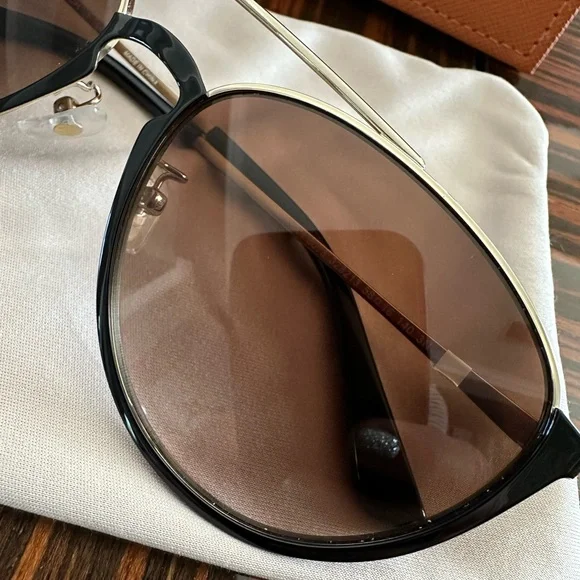 Tory Burch ELEANOR PILOT SUNGLASSES in black and gold NIB display picture 1